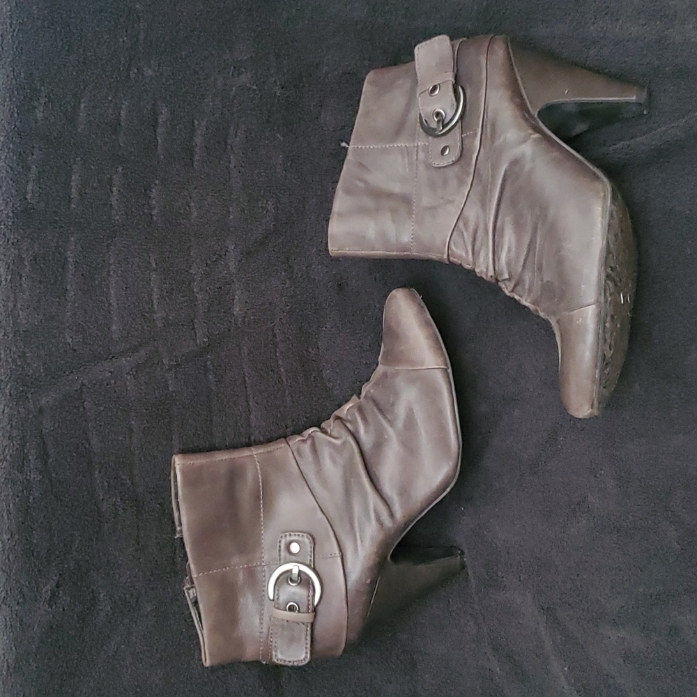 Woman's leather ankle boots***
